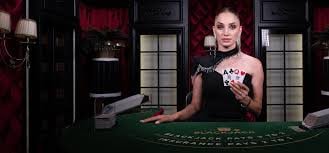 Layar aplikasi bos toto menampilkan meja roulette langsung dengan dealer profesional di studio multi-kamera dan papan taruhan di bawah